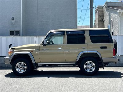 TOYOTA LAND CRUISER 70 - 5