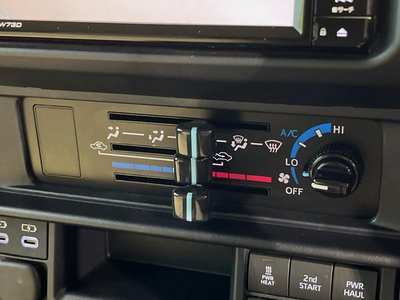TOYOTA LAND CRUISER 70 - 9