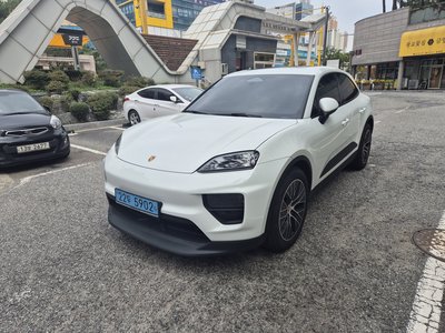 PORSCHE MACAN EV