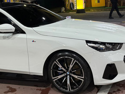 2025 BMW 5 SERIES photo 6