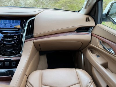 2015 Cadillac ESCALADE thumbnail 32