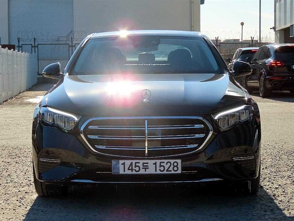 MERCEDES-BENZ E-CLASS - View 1