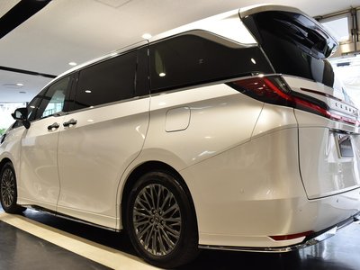 2024 Lexus LM photo 4