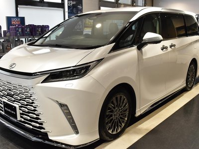 2024 Lexus LM photo 7
