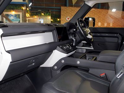LAND ROVER DEFENDER - 2