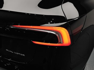 TESLA MODEL 3 - 10