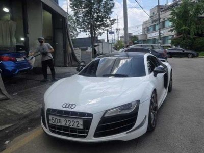 AUDI R8 - 1
