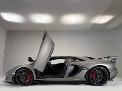 LAMBORGHINI AVENTADOR - 1