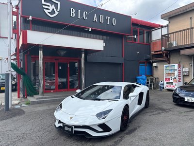 LAMBORGHINI AVENTADOR - 1