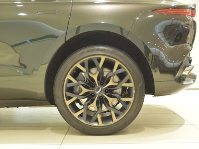 ASTON MARTIN DBX - 5