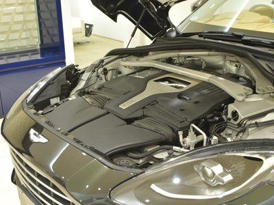 ASTON MARTIN DBX - 9