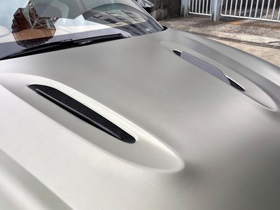 ASTON MARTIN DBX - 6