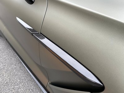 ASTON MARTIN DBX - 9