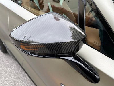 ASTON MARTIN DBX - 8