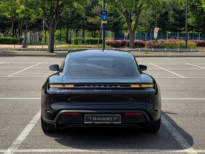 PORSCHE TAYCAN - 3