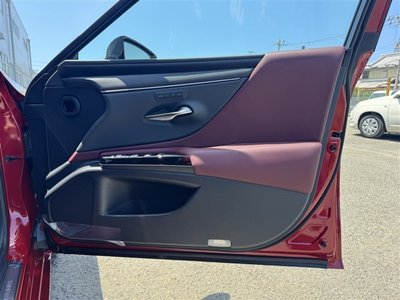 2024 Lexus ES thumbnail 32