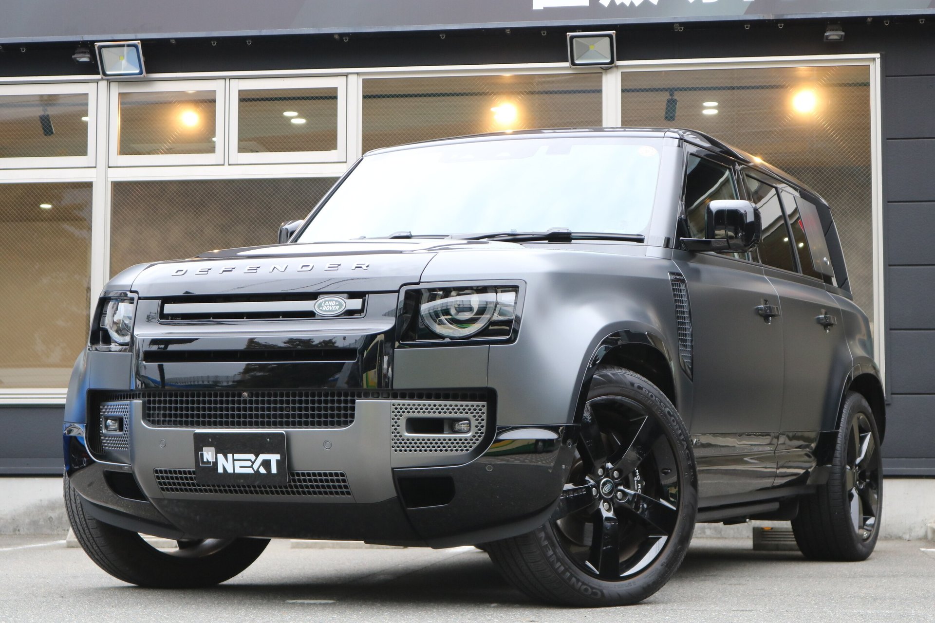 LAND ROVER DEFENDER - View 1