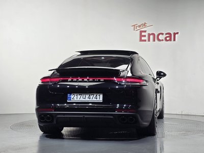 2023 Porsche PANAMERA photo 4