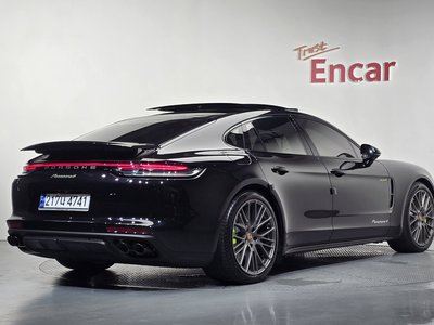 2023 Porsche PANAMERA photo 3