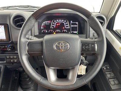 TOYOTA LAND CRUISER 70 - 9