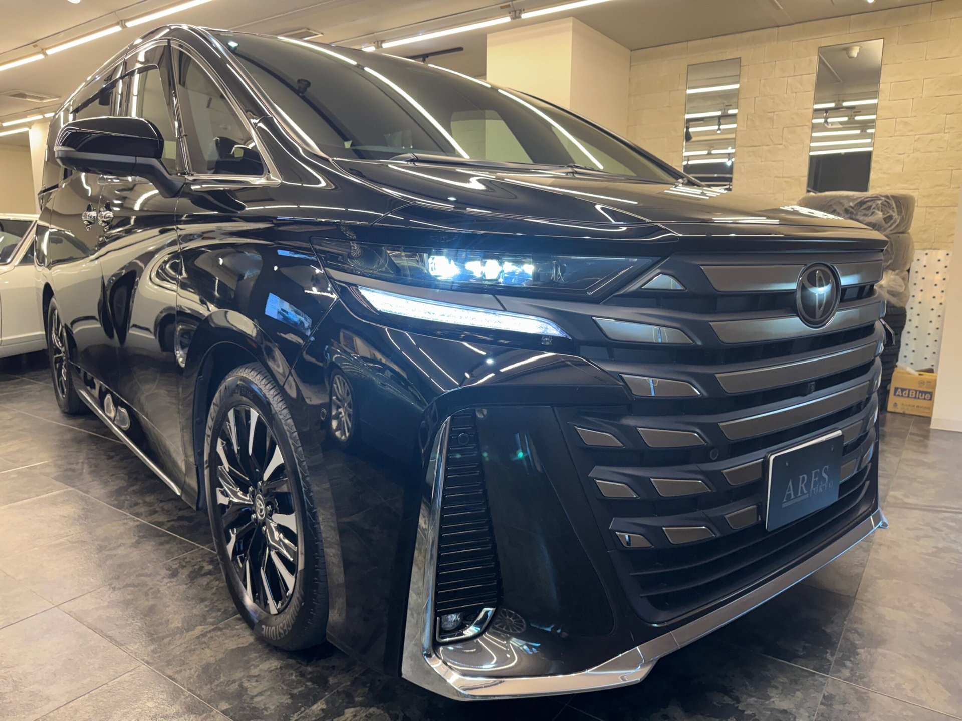 TOYOTA VELLFIRE - View 1