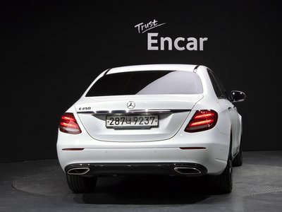 MERCEDES-BENZ E-CLASS - 4