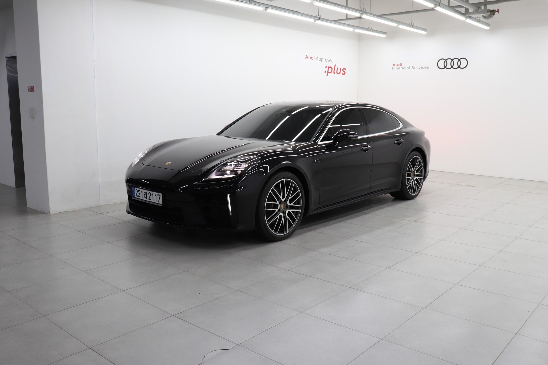 PORSCHE PANAMERA - View 1