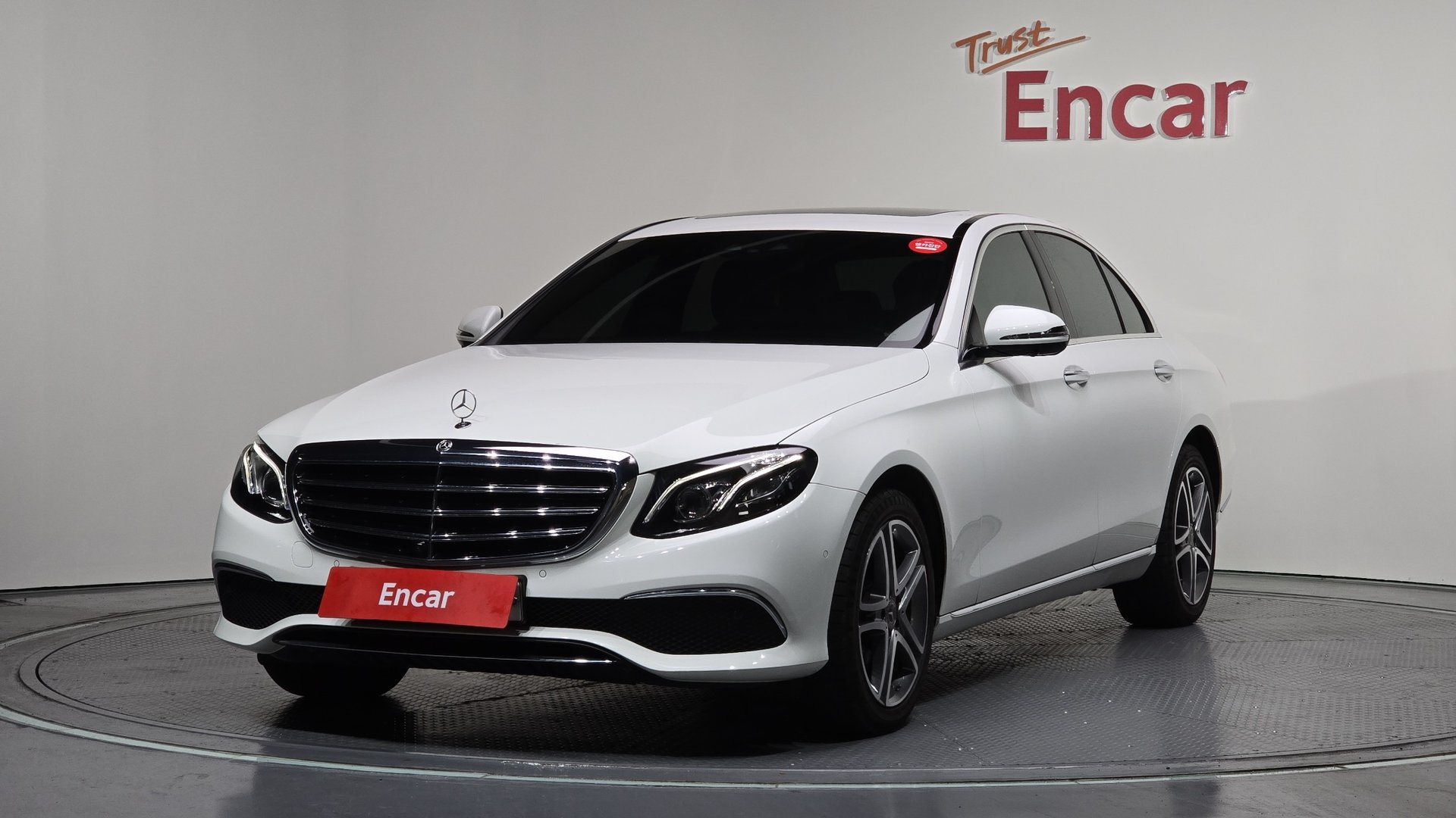 MERCEDES-BENZ E-CLASS - View 1