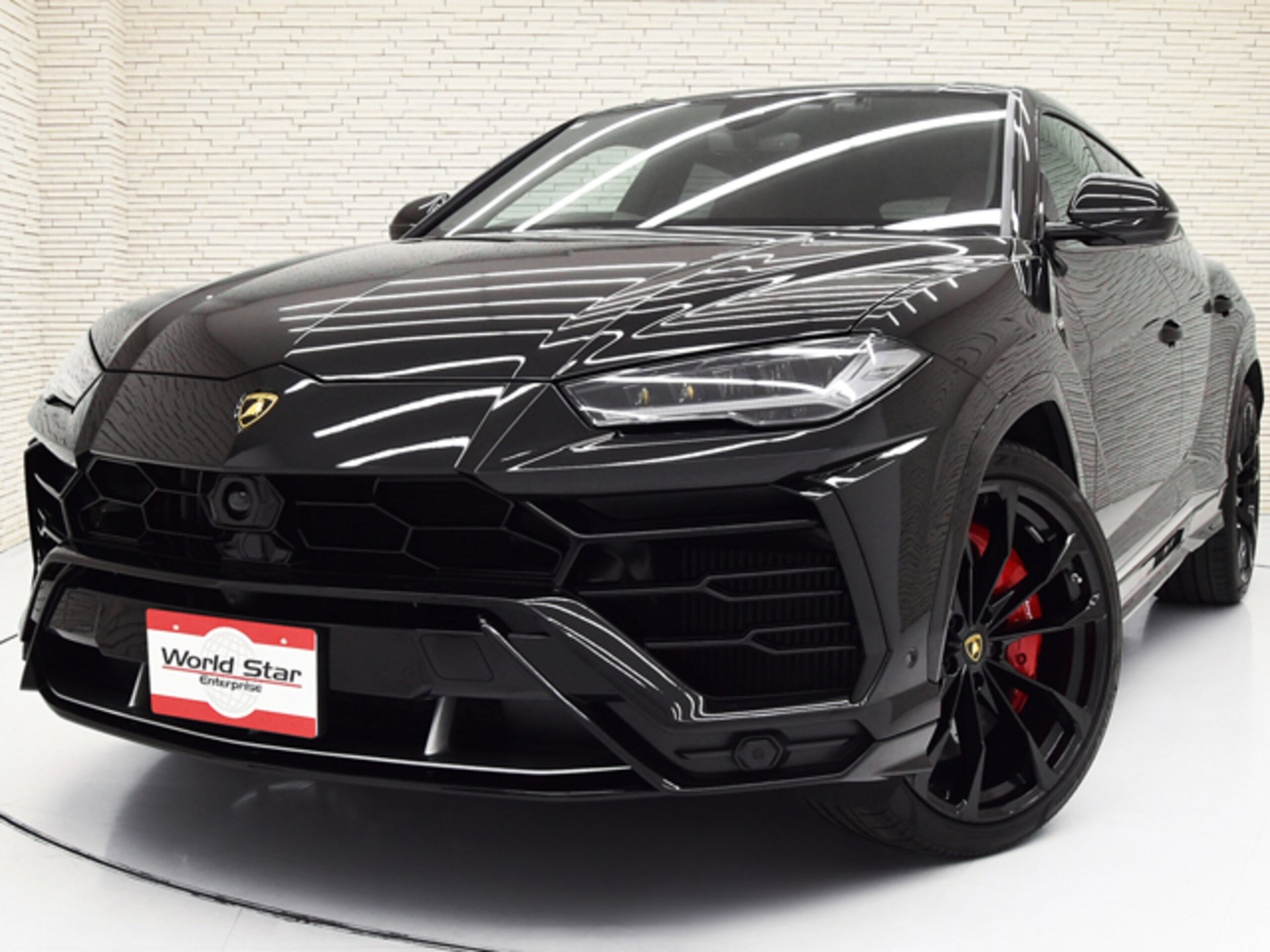 LAMBORGHINI URUS - View 1