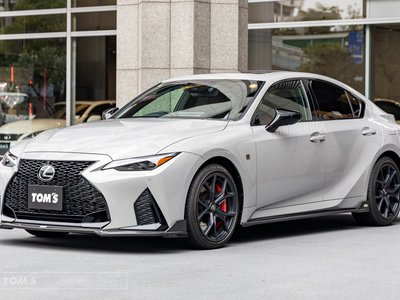 2025 Lexus IS photo 9