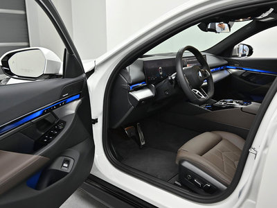 2025 BMW 5 SERIES — миниатюра 11
