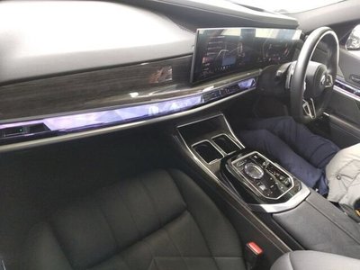 2025 BMW 7 SERIES photo 3