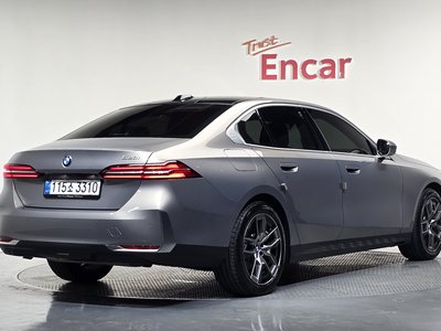 2026 BMW 5 SERIES 照片 2