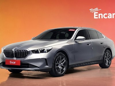2026 BMW 5 SERIES 照片 1