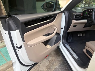 PORSCHE MACAN - 10