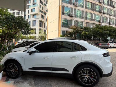 PORSCHE MACAN - 1