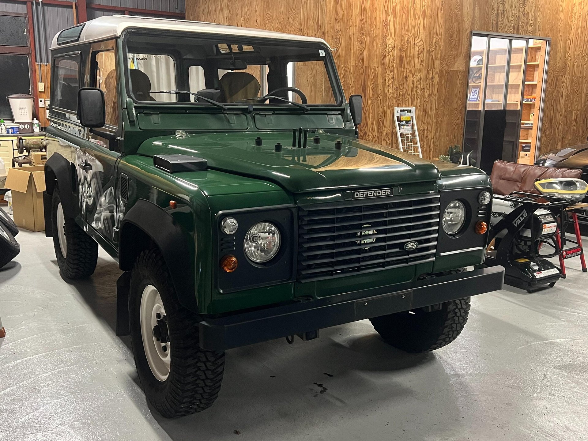 LAND ROVER DEFENDER - View 1