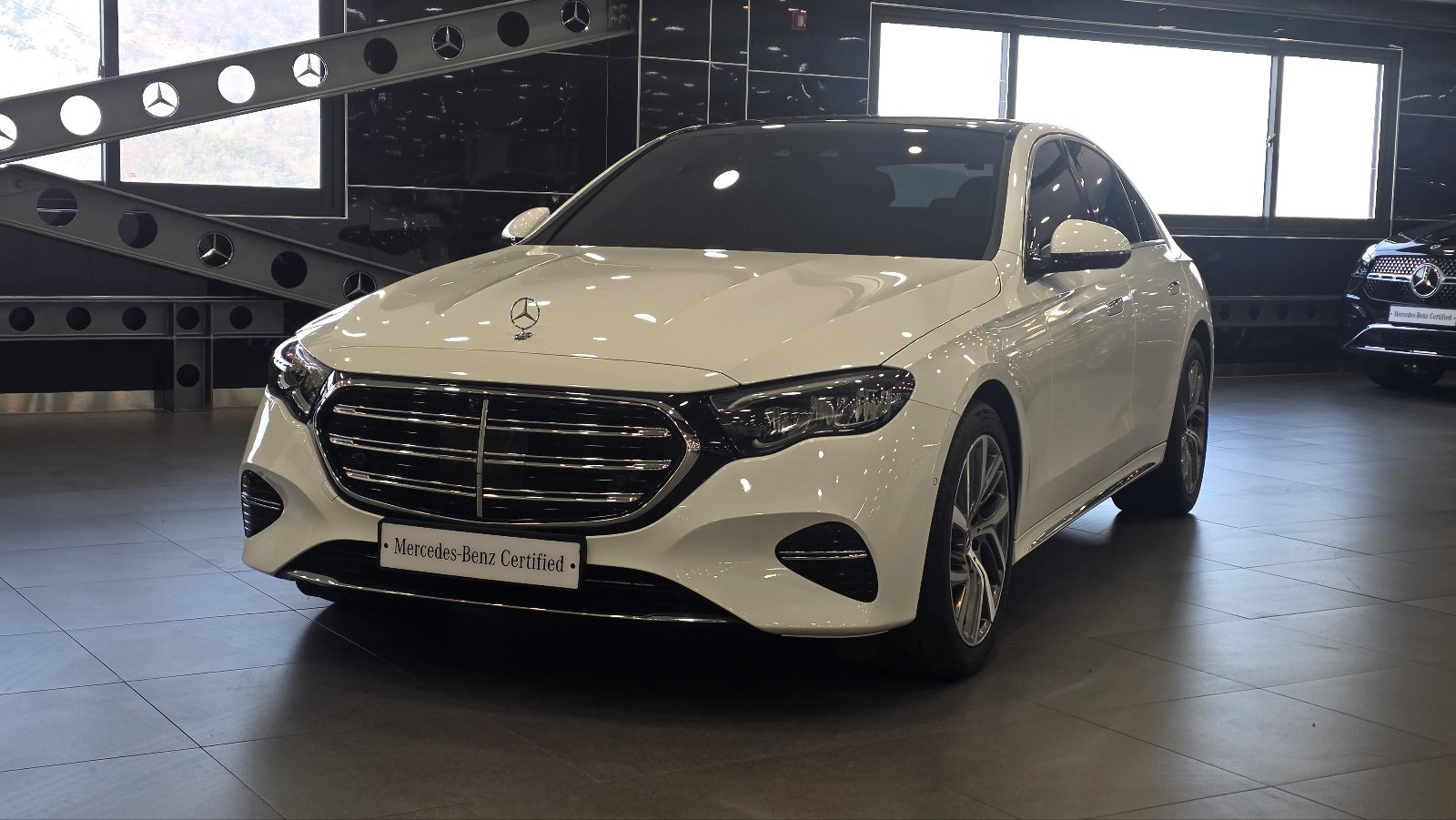 MERCEDES-BENZ E-CLASS - View 1