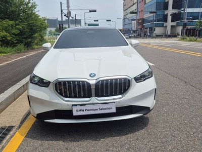 2026 BMW 5 SERIES 照片 2