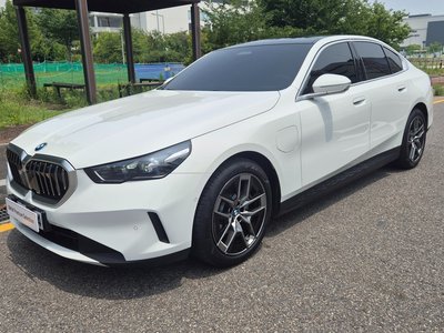 2026 BMW 5 SERIES 照片 1