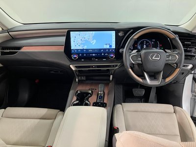 صورة 8 لـ 2023 Lexus RX
