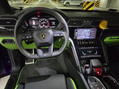 2024 Lamborghini URUS thumbnail 12