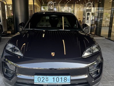 PORSCHE MACAN - 1