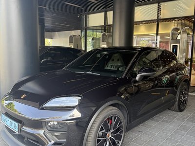 PORSCHE MACAN - 4
