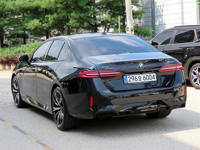 2025 BMW 5 SERIES 照片 2
