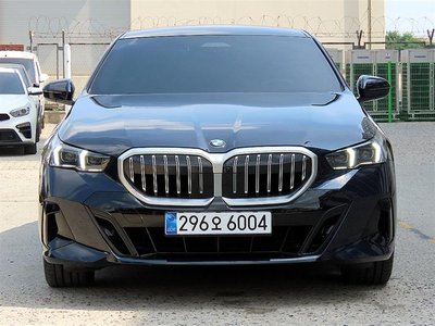 2025 BMW 5 SERIES 照片 1