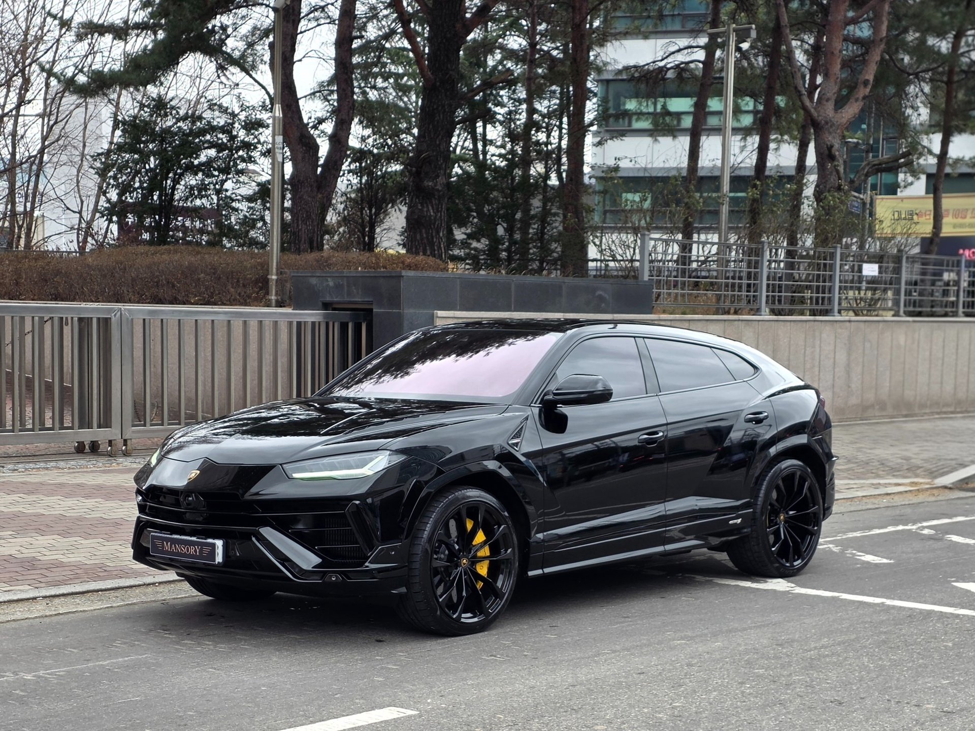 LAMBORGHINI URUS - View 1