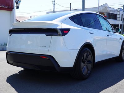 TESLA MODEL Y - 7