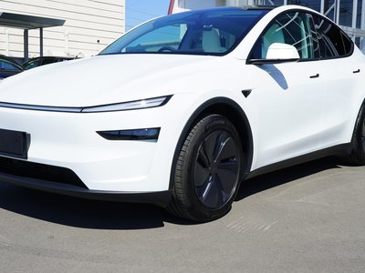 TESLA MODEL Y - 3