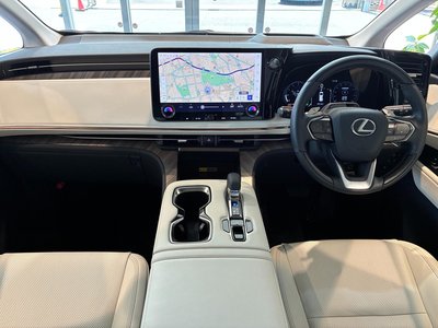 صورة 4 لـ 2025 Lexus LM